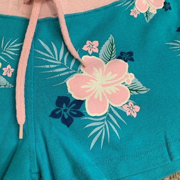 Hawaiian floral shorts - Picture 2 of 3
